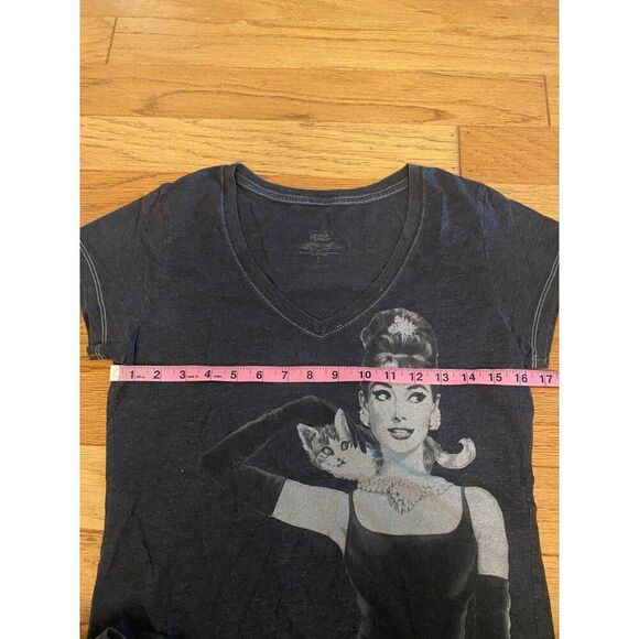 Audrey Hepburn womens Graphic V-Neck Short Sleeve fitted casual t-shirt sz large - Picture 7 of 8